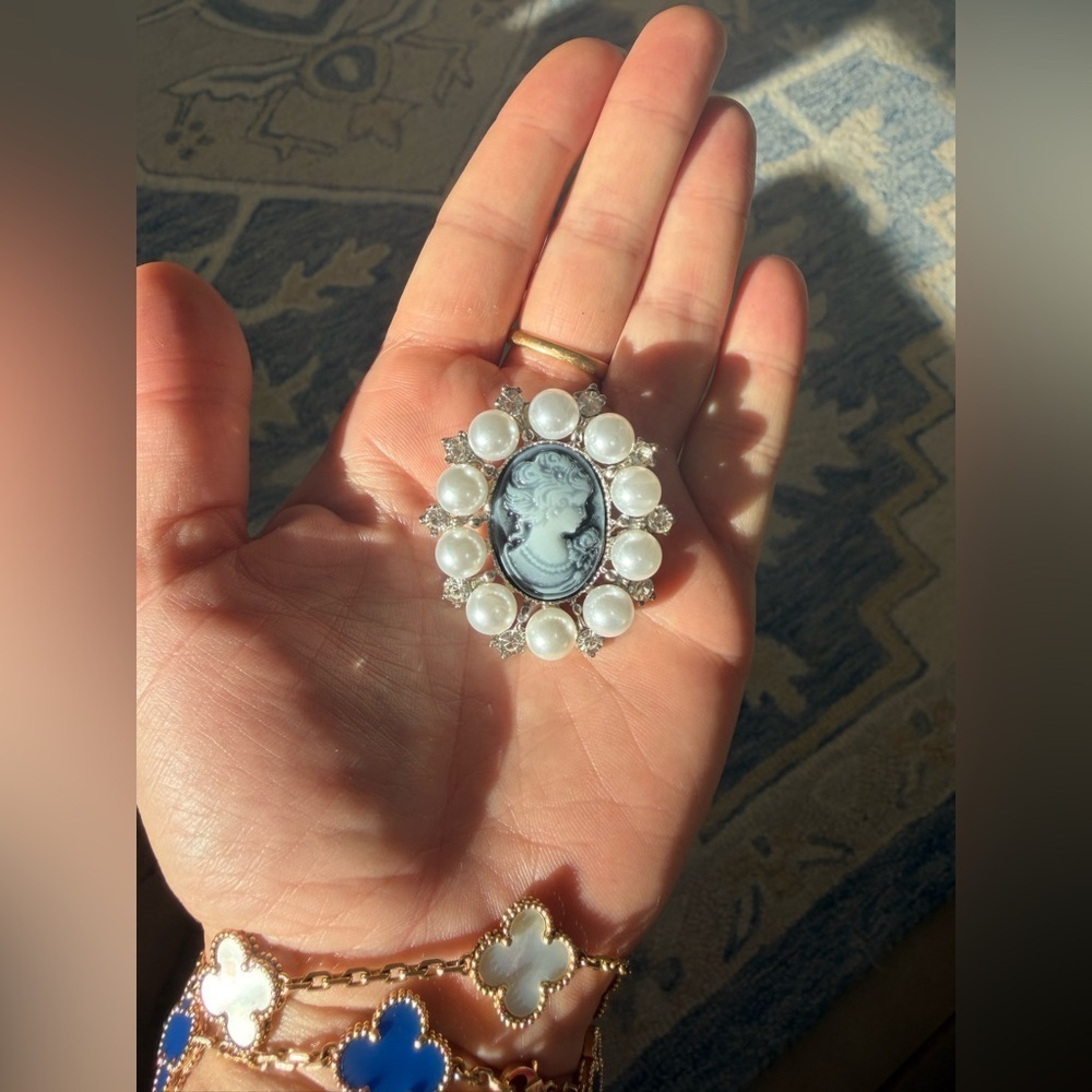 Cameo Pearl Blue Silver Brooch - Picture 6 of 6